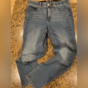 EUC- White House Black Market size 10 High-Rise Essential Slimmer® Skinny Jeans